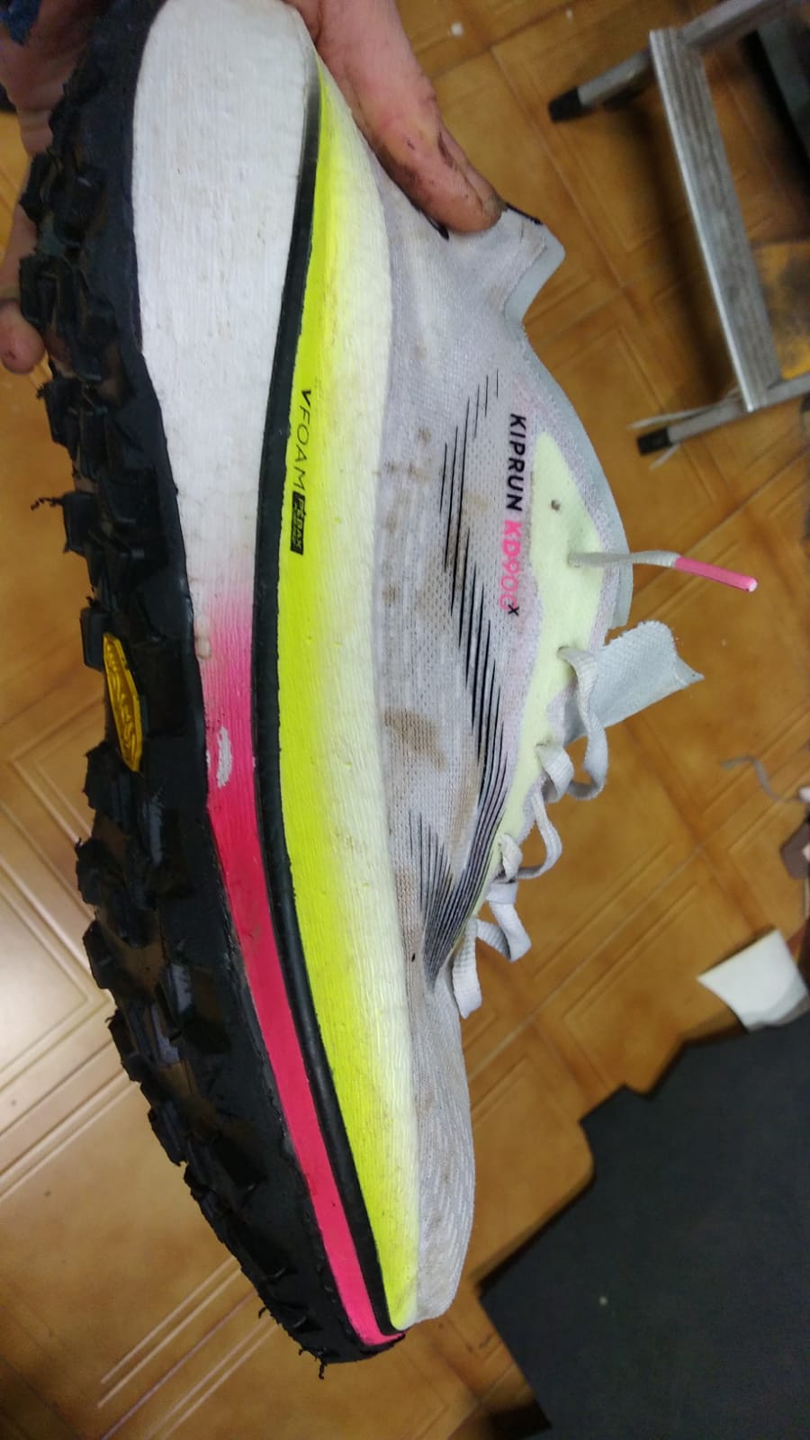 Separación y reemplazo de suela en zapatilla de running — taller Bilbao