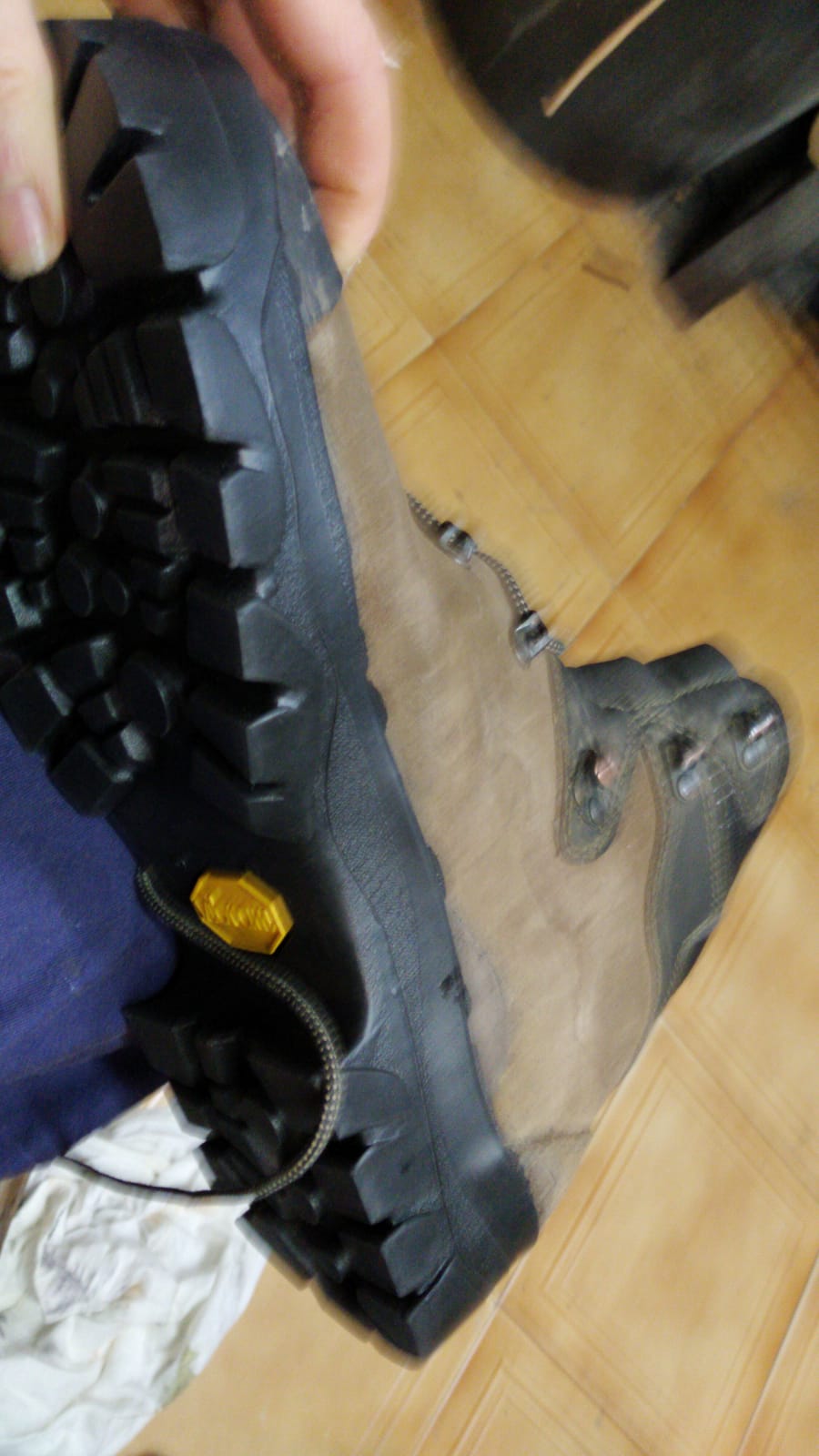 Bota de montaña con suela Vibram nueva — zapatero Bilbao