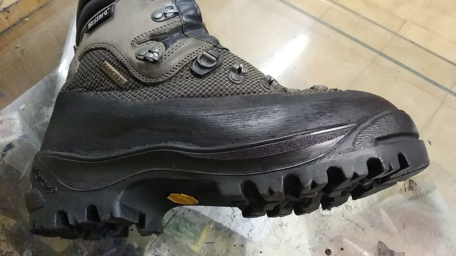 Cambio de suela en bota de montaña Bestard — Zapatería Iturribide Bilbao