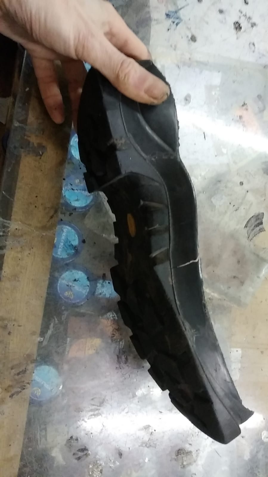 Cambio de suela en bota de trekking negra — Zapatería Iturribide