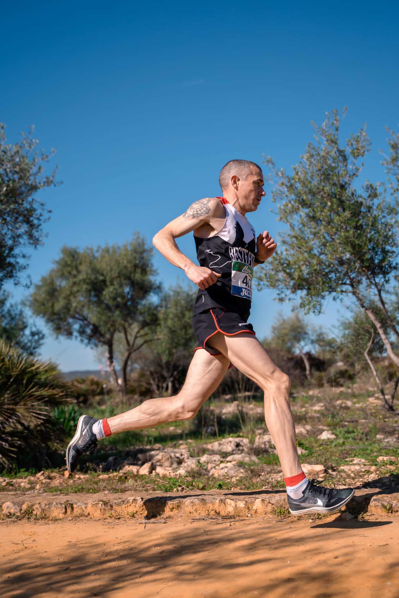 Igor García Zarraga corriendo en competición de cross, zapatero de Zapatería Iturribide en Bilbao
