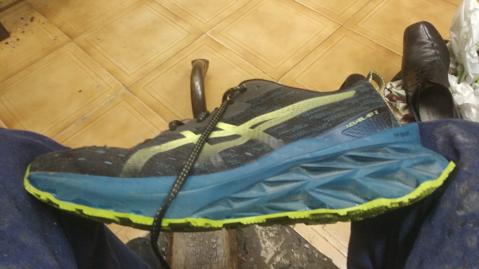 Reparación de Asics trail azul — zapatero artesanal Bilbao