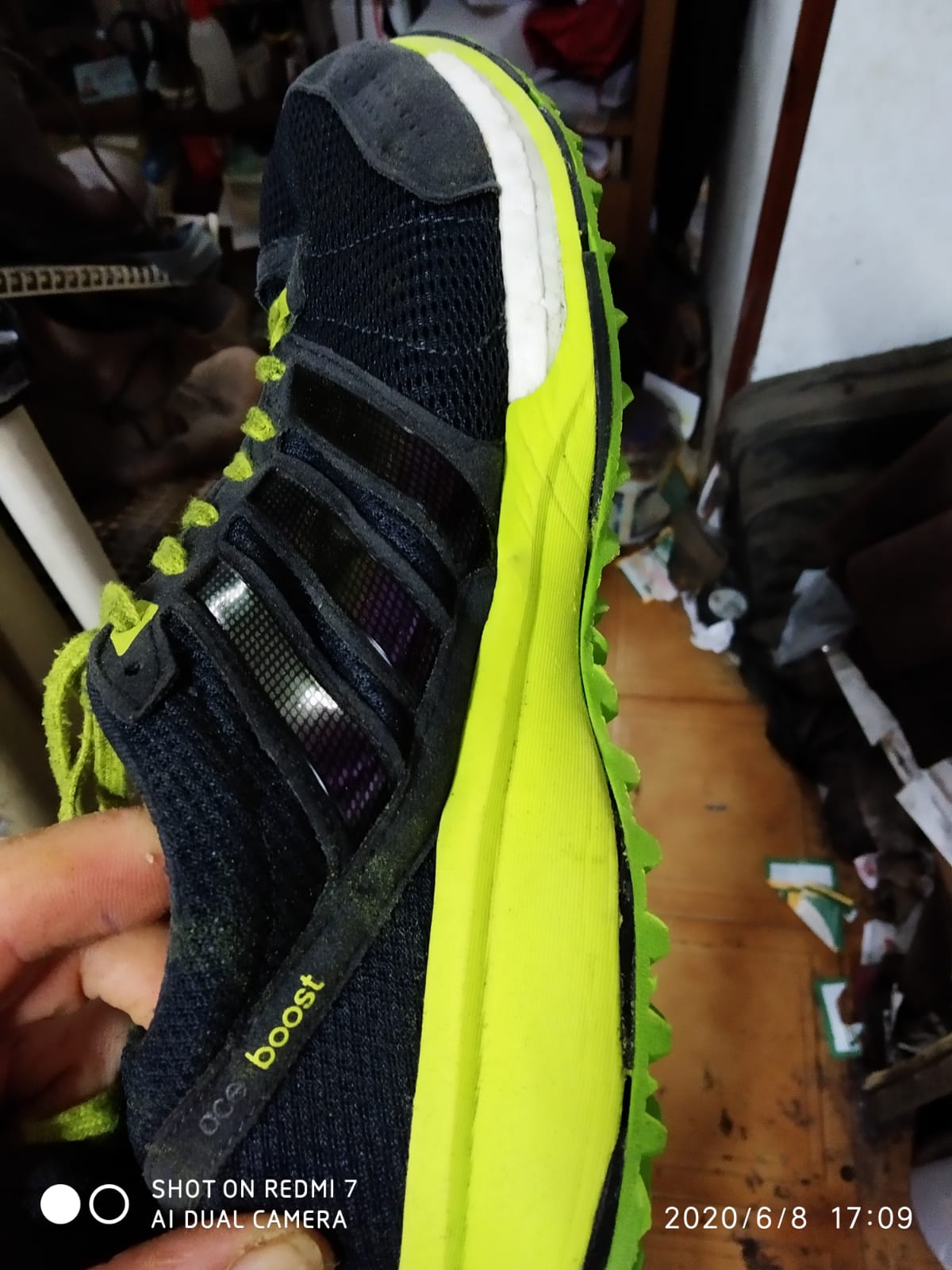Suela separada en Adidas Boost antes del pegado — zapatero Bilbao