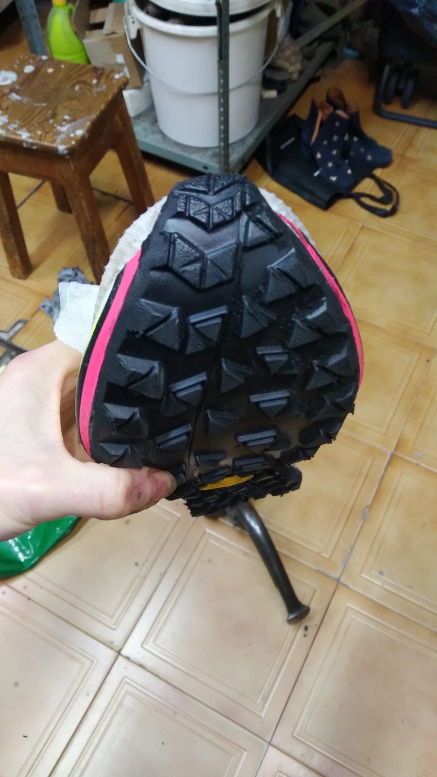 Suela trail rosa desgastada antes del cambio — taller Bilbao