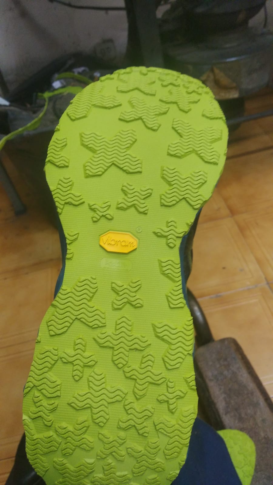 Suela Vibram amarilla nueva en zapatilla — taller Iturribide Bilbao